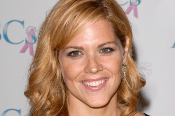 How Mary McCormack engages with her audience?