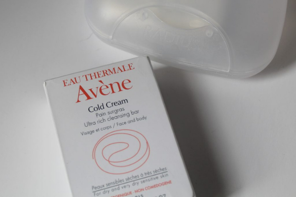 The Avene Ultra Rich Soap-Free Cleansing Bar With Cold Cream is suitable even for dry skin.